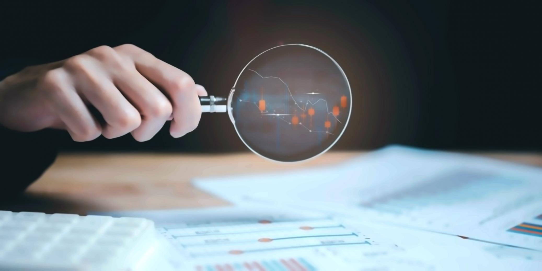 Especialistas analizando estrategias SEO para comercio electrónico
